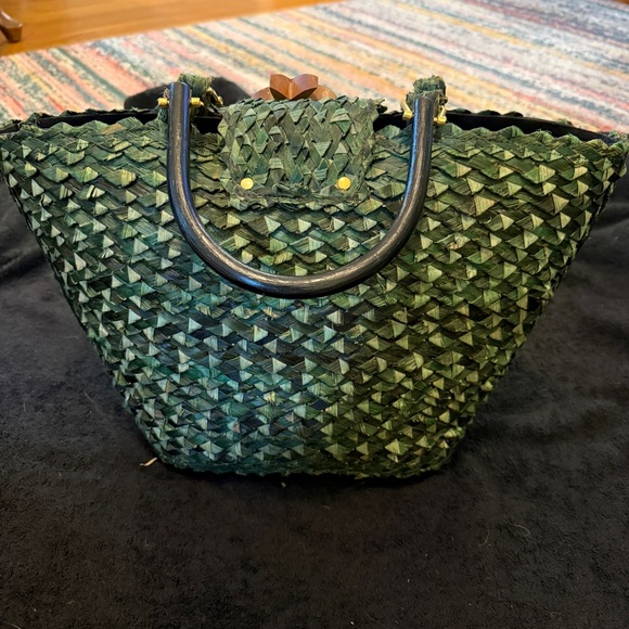 Elegant Green Woven Tote with Wooden Pineapple Detail - Picture 5 of 5